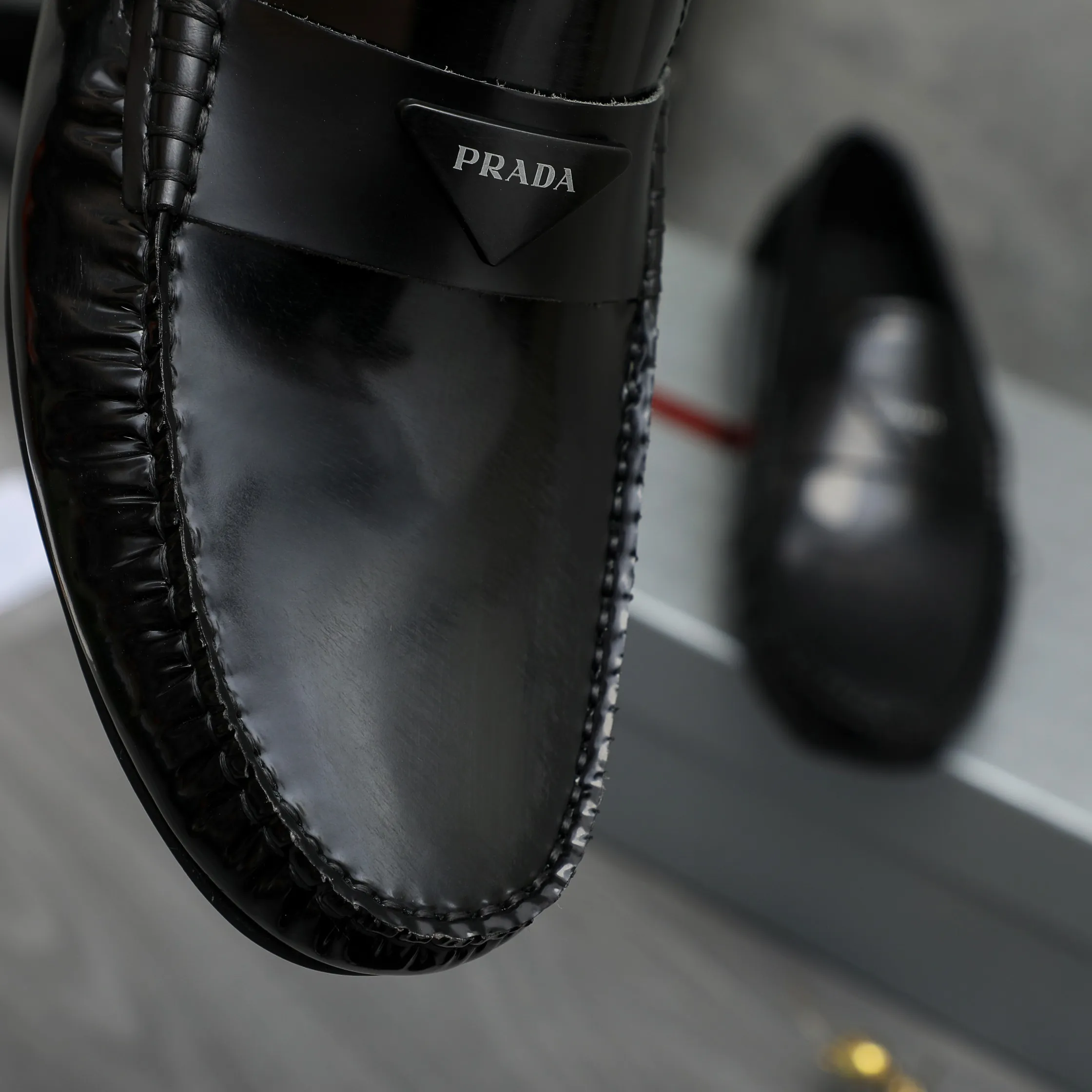P420 Product trademark: PRADA [Prada] casual slip-on men's shoes, full size. Size: 38-44 Product material: Selected patent cowhide upper, sheepskin lining, rubber outsole